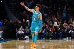 拉梅洛-鲍尔用201场比赛命中600记三分 NBA历史第二快！