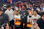 来了来了！尼克&middot;杨来到上海主场 现场观战上海VS北京G1